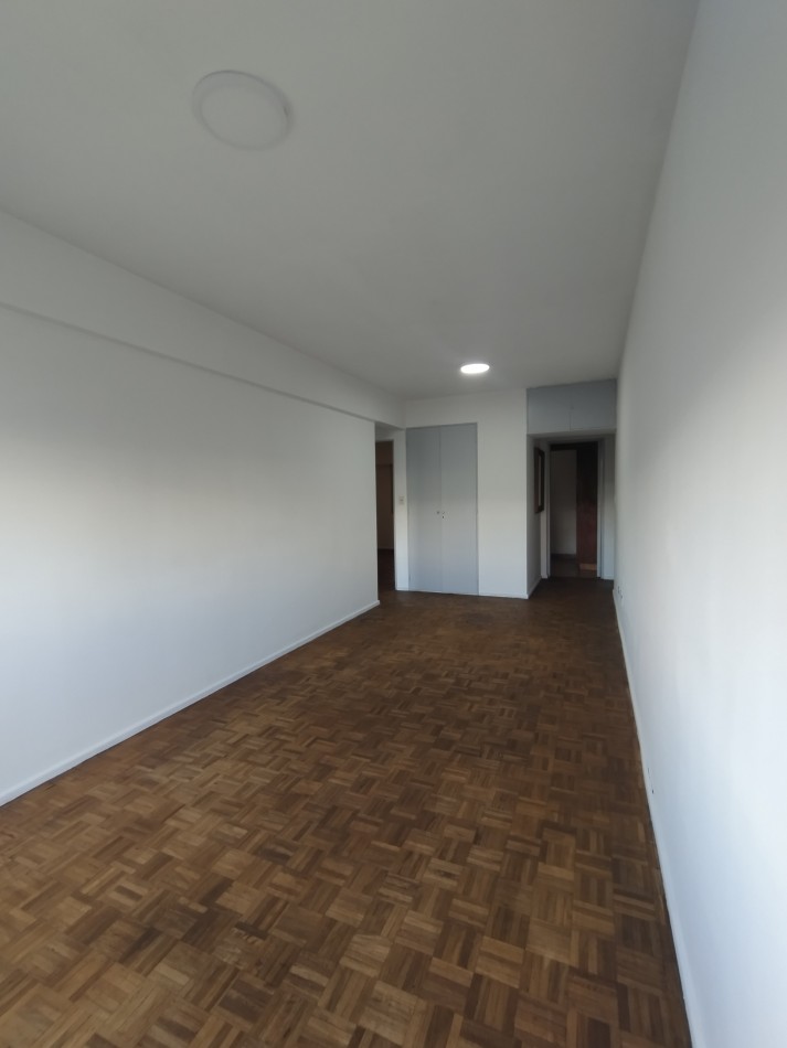 Alquiler de un departamento de 3 ambientes con dependencia - Monserrat