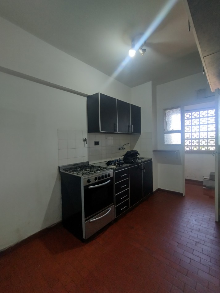 Se vende un departamento de 3 ambientes luminoso con balcon