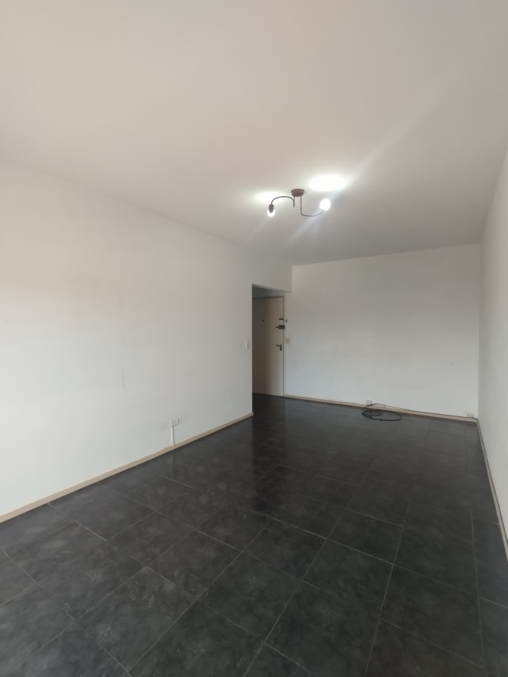 Se vende un departamento de 3 ambientes luminoso con balcon