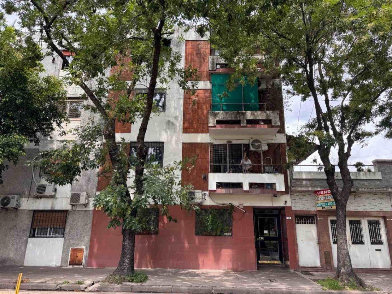 Se vende un agradable departamento de 2 ambientes con patio - Parque Patricios
