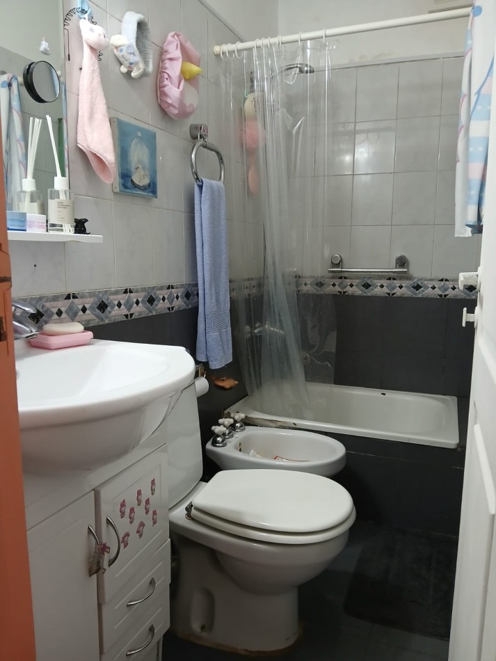 Se vende un agradable departamento de 2 ambientes con patio - Parque Patricios